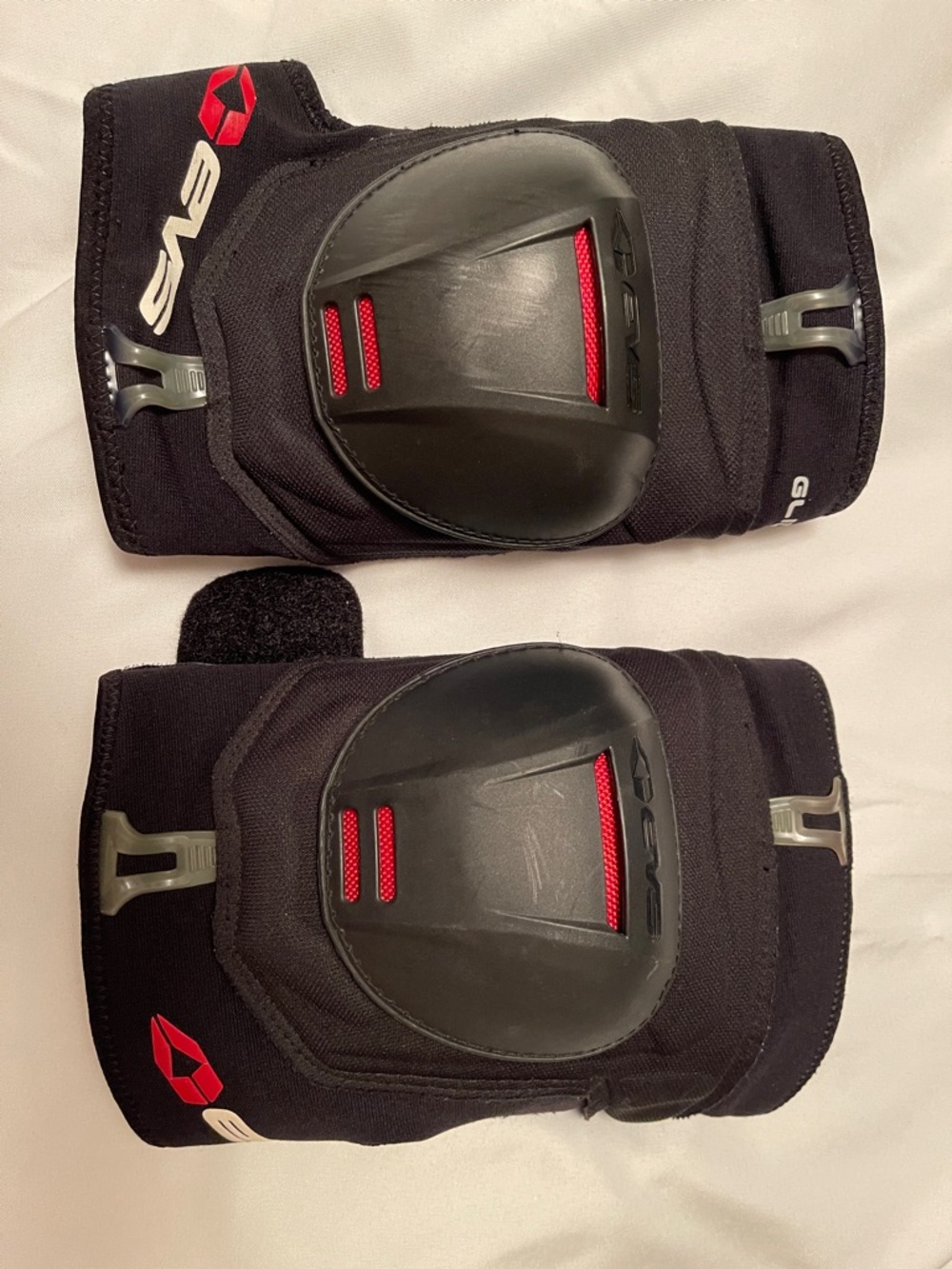 EVS dirt bike knee protectors , Glider with protective knee cap large